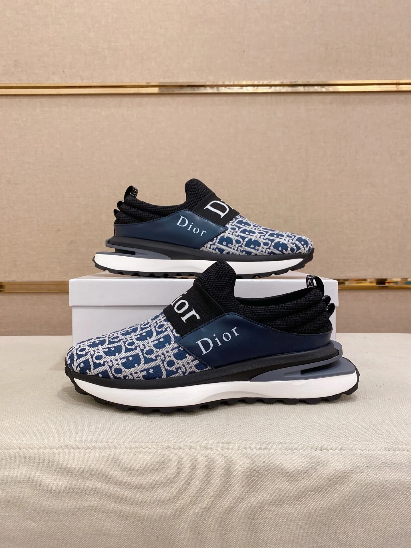 Men's shoes💰: 462💰 [Dior·Dior] New casual sports style men's shoes, new spring and summer design, perfect workmanship, lace-up style to create wardrobe quality, upper: imported first-layer cowhide, sheepskin lining is soft and comfortable, ultra-light TPU wear-resistant outsole, simple, versatile fashion men's shoes, excellent color code number 38--44. Can be customized 45 non-returnable